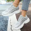 Zapatillas de malla de gran tamaño para mujer para primavera y otoño, estilo nuevo con suelas gruesas y cordones, zapatos deportivos y casuales transfronterizos, zapatos de papá para mujer, venta al por mayor