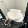 Bolso tote tipo cubo peludo transfronterizo para mujer, nueva colección otoño/invierno 2026, lindo bolso de peluche cruzado, bolso de felpa versátil