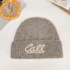 Chapéu de Lã Bordado com Letras Estilo Coreano para Mulheres no Outono e Inverno, Versátil, Quente, Proteção para as Orelhas e Proteção contra o Frio, Gorro de Tricô Pulôver