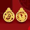 Colgante de pareja de dragón y fénix dorado en la tienda. Colgante de dragón y fénix cuadrado de la marca Chengxiang para hombre y mujer. Joyería de oro con arena de Vietnam.