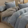 Juego de Cuatro Piezas de Cama de Terciopelo de Leche Lujo Ligero Nuevo Otoño e Invierno 2025 Juego de Tres Piezas de Funda Nórdica y Sábana Bajera de Terciopelo Coral Espesado