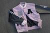 Chaqueta de béisbol con bloques de color y bordado con letras americanas para hombre, primavera y otoño 2025, nueva chaqueta holgada de estilo urbano.