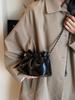 A bolsa plissada pequena popular deste ano para mulheres 2023 nova outono e inverno retrô versátil bolsa mensageira de corrente bolsa balde fashion