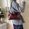 Bolso plisado de moda para mujer, bolso de hombro de alta gama, estilo coreano, informal, estilo dumplings, para invierno 2025