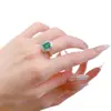 Mu Jing Joyería 2025 Transmisión en Vivo Nuevo Modelo Anillo de Plata S925 Corte Esmeralda Imitación 6*8mm con Bisel Circundante para Mercados Transfronterizos Europeos y Americanos