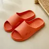 Nuevo modelo de verano 2025 de cómodas pantuflas antideslizantes para pareja, para interior, baño, para bañarse y uso en casa