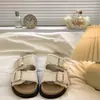 Novas Chinelas Grossas Confortáveis de Verão 2026 com Fivela, Cor Sólida, Abertas na Ponta, para Casa e Uso Externo, Chinelas Femininas da Moda