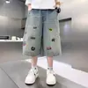 Conjunto de Roupas de Verão para Meninos 2026 Novo Estilo Coreano Solto Manga Curta Shorts Jeans Conjunto de Duas Peças Tendência Legal Crianças de Tamanho Médio e Grande Verão