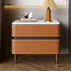 Mesita de noche de madera maciza con un toque de lujo, nuevo modelo 2026, adecuada para uso doméstico, dormitorio principal o habitaciones de hotel, con tapa de losa de roca y gabinete de almacenamiento de cuero de sillín
