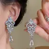 Aretes de aguja plateada con diamantes, borlas geométricas de perlas, ultra brillantes, lujosos y exquisitos, personalizados y elegantes, aretes de alta gama