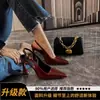 Sapatos de salto alto cor vinho com fivela de corte baixo, femininos e sexy, com salto agulha, confortáveis para uso prolongado, sandálias de tira no tornozelo, novo modelo primavera 2025