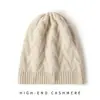 100% Cachemira Otoño/Invierno 2026 Nuevo Gorro de Punto para Mujer Casual Tejido de Cable Cortavientos Cálido Protección para los Oídos Gorro Envolvente para la Cabeza