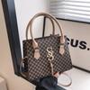 Bolsa de Mão Letra Franja Pequena Quadrada Feminina 2024 Nova Moda Outono Retro Estampada Moderna Bolsa de Ombro