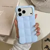 Adecuado para la funda del teléfono Apple 17, con un diseño en relieve 3D, una textura suave y acolchada, y un color blanco lechoso simple; también compatible con iPhone 18 Pro Max, con un diseño temático de nube