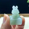 Jade Natural de Tianshan Esculpido em Três Dimensões Leão Animal de Estimação Fofo Carimbo Pequeno Ornamento Pingente Gravação Carimbando Acessório Atacado em Estoque