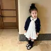 Coleção nova de outono 2026 para meninas, estilo coreano: vestido de renda com laço branco, combinado com um cardigã de tricô moderno
