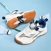 Tênis de Badminton Esportivo Juvenil 2026 Outono Novo Estilo Fivela Giratória Tênis Esportivo para Meninos e Meninas