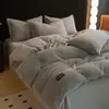 Juego de cuatro piezas de sábana bajera acolchada de terciopelo medio, colcha de terciopelo de leche engrosada de invierno, funda de edredón de terciopelo coral, ropa de cama de felpa