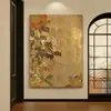 Arte de parede pintada com spray para sala de estar, pintura de parede vintage para hall de entrada, pintura decorativa de planta verde e floral de alta qualidade 'Fundo Dourado com Flores Desabrochando' estilo meados do século