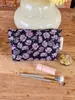 Nova Bolsa de Maquiagem Grande Capacidade com Flores Roxas Bordadas Bolsa Interna Portátil Bolsa de Higiene Pessoal para Viagem Bolsa de Mão de Luxo