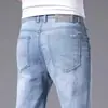 Jeans masculinos de alta qualidade para primavera e verão, corte reto, caimento slim, elástico, calça longa moderna de Guangzhou Xintang, estilo versátil de verão