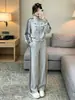 Conjunto esportivo casual elegante estilo coreano para mulheres, com um cardigã de gola alta e calças de perna larga de corte justo, criando um visual sofisticado e valorizador para o outono.
