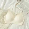 Sutiã sem costura para mulheres com seios pequenos, apresentando alças finas, um design que valoriza o busto e uma construção confortável de renda sem aro.