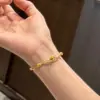 Livro vermelho pequeno com pulseira de pétalas de rosa 2024 novo requintado luxo moda Coringa joia de mão uma geração de cabelo