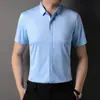 Nova camisa lisa de verão para homens, camisa de manga curta, camisa respirável sem costura de meia-manga 2023 para homens
