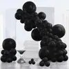 Kit de Arco de Balões para Festa com 149 Peças, incluindo tamanhos de 18 polegadas, 12 polegadas, 10 polegadas e 5 polegadas. O design de guirlanda de balões fácil de instalar realça a atmosfera da festa. Adequado para decorações de balões de vários tamanhos para formaturas, batizados de bebês, revelações de gênero e festas de aniversário. Preto.