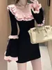 Vestido Tejido Negro Pequeño con Cuello de Encaje Fragante para Mujer 2025 Nuevo Otoño e Invierno Dulce Cintura Manga de Trompeta Falda Corta