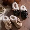 Pantuflas de algodón con suela gruesa para mujer, nuevo estilo de invierno, con un lindo diseño de lazo, forro de felpa engrosado para abrigar, adecuadas tanto para usar en interiores como en exteriores, y con diseño de talón cerrado