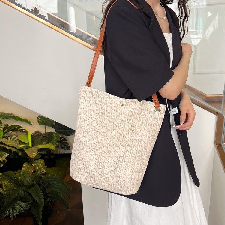 编织包女包新款潮2024夏草编简约百搭小清新水桶包个性单肩斜