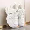 Zapatillas de papá modernas y ligeras, colección otoño 2026, que aumentan la altura, casuales, zapatillas blancas de moda, antideslizantes, zapatos deportivos de suela blanda para mujer