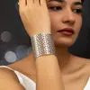 Pulseira geométrica de venda quente transfronteiriça design aberto de nicho oca temperamento moda retrô simples feminina diária foto de rua