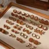 Pendientes de Chica de Hardware Femeninos Franceses Vintage Marrones Simples de Moda Pendientes Maillard para Mujeres