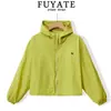 Primavera 2026 Nueva Chaqueta Súper Elegante para Mujer Corta y Versátil Cortavientos Fina con Capucha y Cordón Impermeable