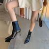 Botas Curtas de Salto Alto 2024 Outono e Inverno Novo Europeu e Americano Versátil Bico Fino Couro Envernizado Retrô Botas Slim Salto Agulha Botas Curtas Marrons