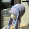 Novo Chapéu de Tricô Liso de Pelo de Coelho Estilo Japonês para Mulheres, Chapéu com Pom-Pom de Pelo de Raposa para Outono e Inverno, Chapéu Lei Feng Espesso e Quente com Proteção para as Orelhas