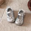 Zapatos de princesa para niña con lunares y lazo con ribete de encaje, nuevos zapatos Mary Jane para niños con suela suave y velcro