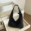 Bolso tote de remaches estilo coreano para mujer, nuevo diseño de moda de nicho otoño 2026, bolso de hombro cruzado mate