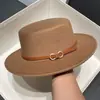 Chapéu de Aba Reta Estilo Britânico para Mulheres Outono e Inverno Lã Aba Curta Fivela de Cinto Versátil Chapéu Jazz Moda Europeia e Americana Versátil Retrô