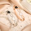 Versión coreana de la pulsera de acero de titanio amor dorado para mujer que no se desvanece ins un diseño hueco viento frío pulsera de moda moderna