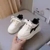 Zapatillas blancas para niños, nuevo modelo otoño 2026, zapatillas de entrenamiento casuales con bloques de color, estilo coreano, zapatillas deportivas con velcro para niños y niñas