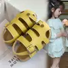 Sandalias cerradas de moda para niños 2026 verano nuevo versión coreana sandalias Birkenstock para niñas zapatos de playa de suela blanda para niños modernos