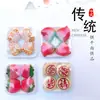 Fideos secos del Festival Qingming, Ofrendas, Varios pasteles, Frutas, Suministros para cementerio y funeral colocados frente a las tumbas para adorar a los espíritus