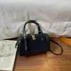 Diseño retro de nicho, bolso tipo almohada para el día a día con bloques de color, nueva colección Otoño 2026, bolso de hombro casual moderno y minimalista