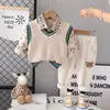 Ropa Infantil Chaleco Suéter Traje de Tres Piezas Niños Cuello Corazón de Melocotón Chaleco Camisa Pantalones Traje Fabricante Mayorista