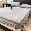 Manta Acolchada de Color Liso Espesa de Felpa de Leche Cubierta de Cama Sábana Cálida de Invierno Protector de Colchón Juego de Sábanas de Franela
