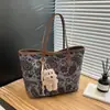Nova Bolsa de Ombro Tote Feminina para o Outono e Inverno de 2025, Grande Capacidade, Estilo Literário Retrô Estampado de Alta Qualidade